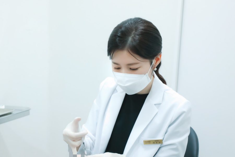 분당프리미어의원 대표원장이 스킨부스터 시술을 준비하는 모습