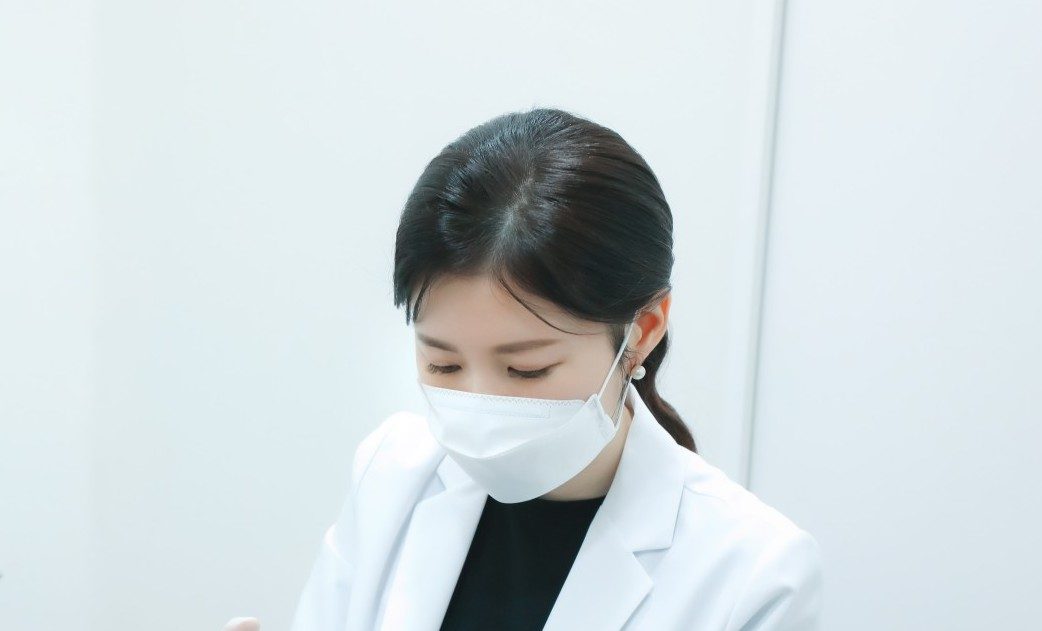 분당 리쥬란 등 스킨부스터를 주입하는 시술 장면