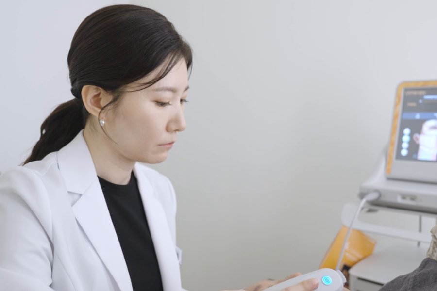 분당프리미어의원 대표원장이 보톡스 시술을 진행하는 모습