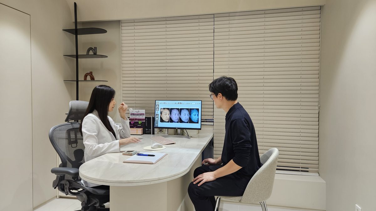 분당프리미어의원 상담실에서 진행하는 보톡스 시술 전 표정 분석 상담