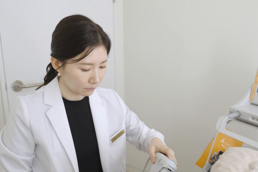 분당프리미어의원 대표원장이 쥬베룩 시술을 진행하는 모습