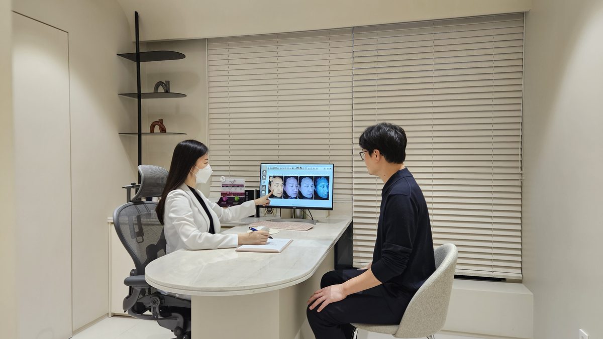 분당프리미어의원에서 3D 피부 진단 결과를 화면으로 확인하며 상담하는 모습