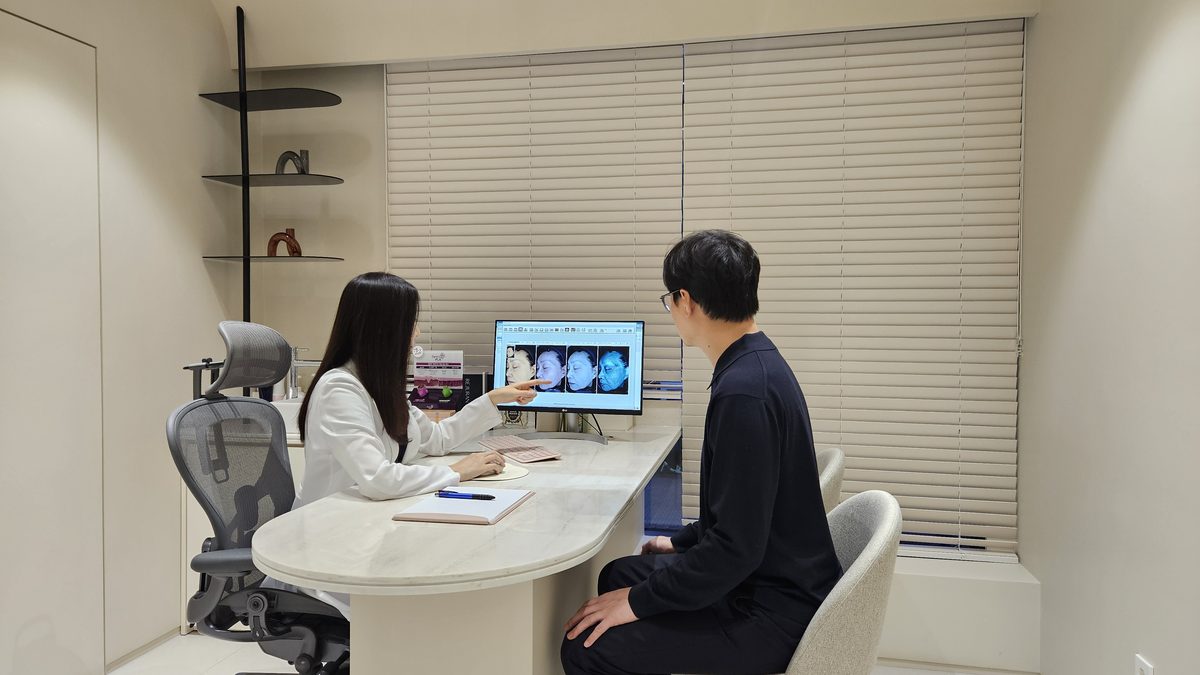 분당프리미어의원에서 진료 경과를 함께 확인하는 상담 장면