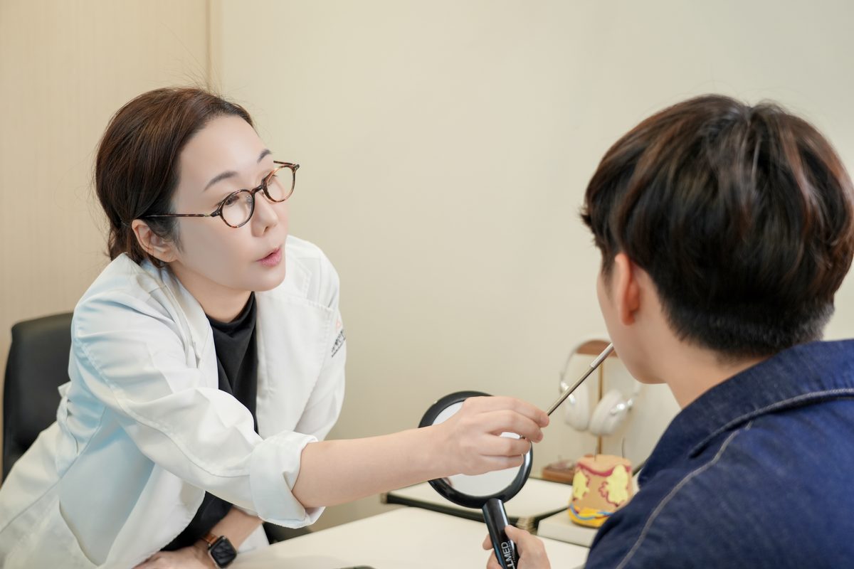 리체안한의원 분당점에서 확대경으로 편평사마귀 병변을 확인하는 모습 — 분당 편평사마귀 진료